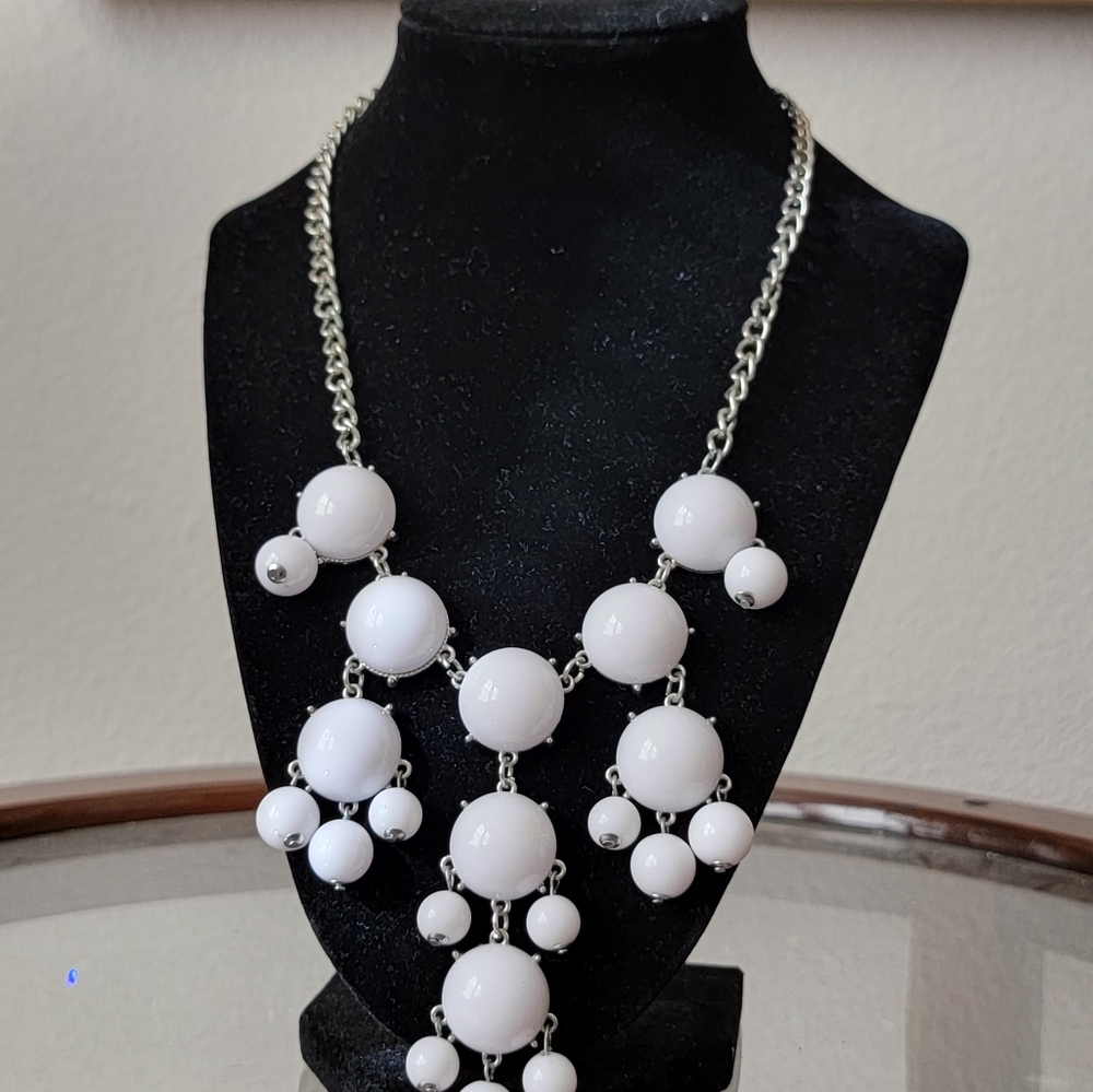 White Accent Silver Chain Statement Necklace. - image 3